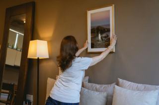 Accrocher un cadre bois au mur : guide pratique et conseils