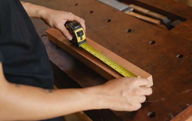 Cadre en bois sur mesure : mesurer, choisir la baguette et le verre Cadre en bois sur mesure : mesurer, choisir la baguette et le verre