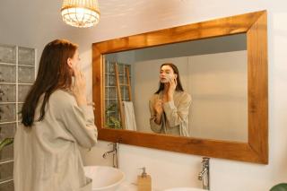 Miroir cadre bois : guide pour choisir et accrocher